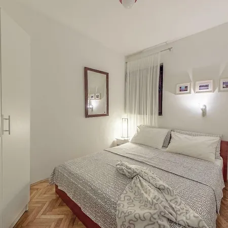 Lodra Apartment *